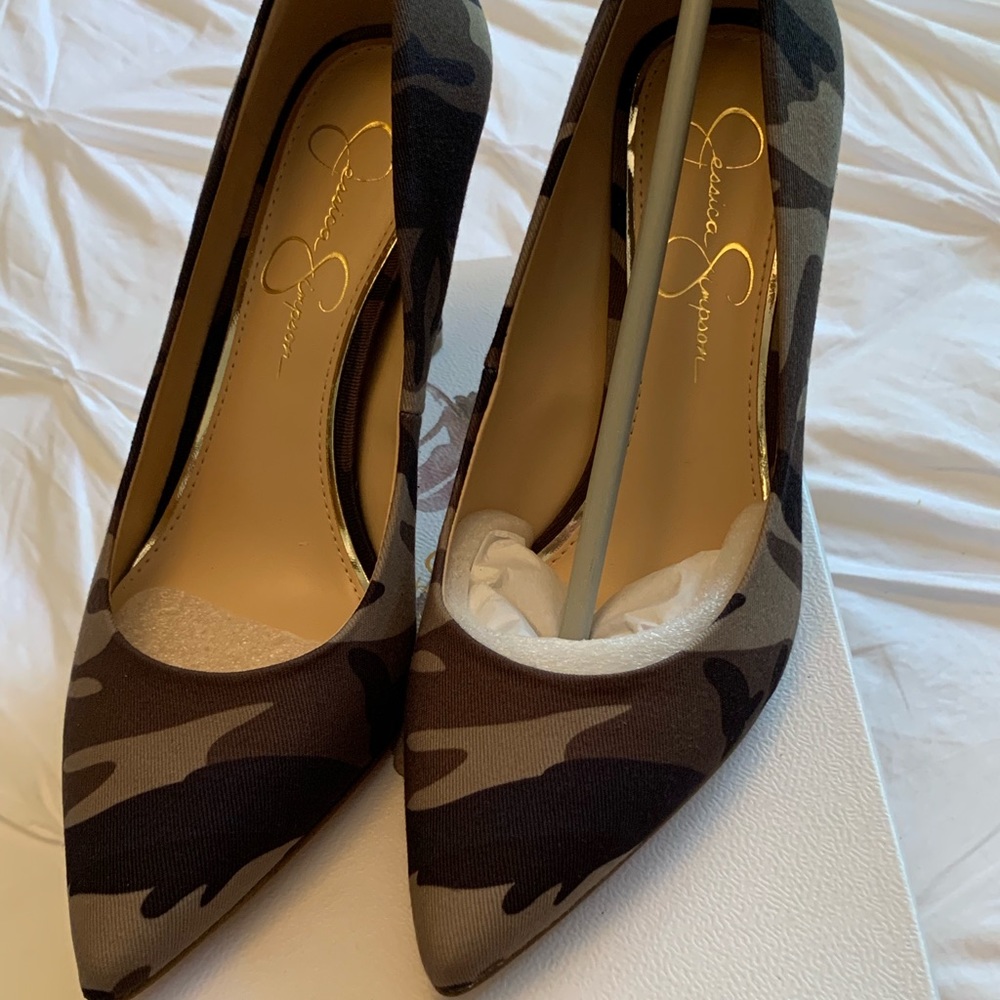 Jessica Simpson Carpena Pump- Fatigue Combo